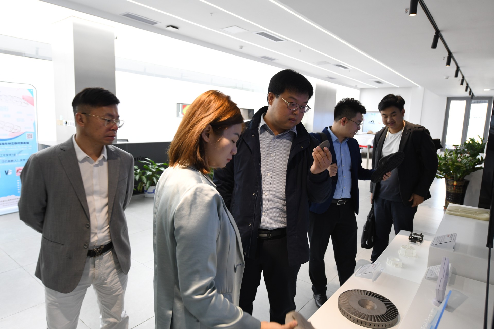 共享智能裝備總經理劉軼一行蒞臨金石三維參觀考察，共探3D打印產業化發展新機遇